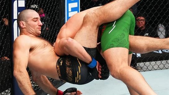 Dricus Du Plessis becomes first UFC champ from South Africa, slips past Sean Strickland in pitched battle (MMA)
